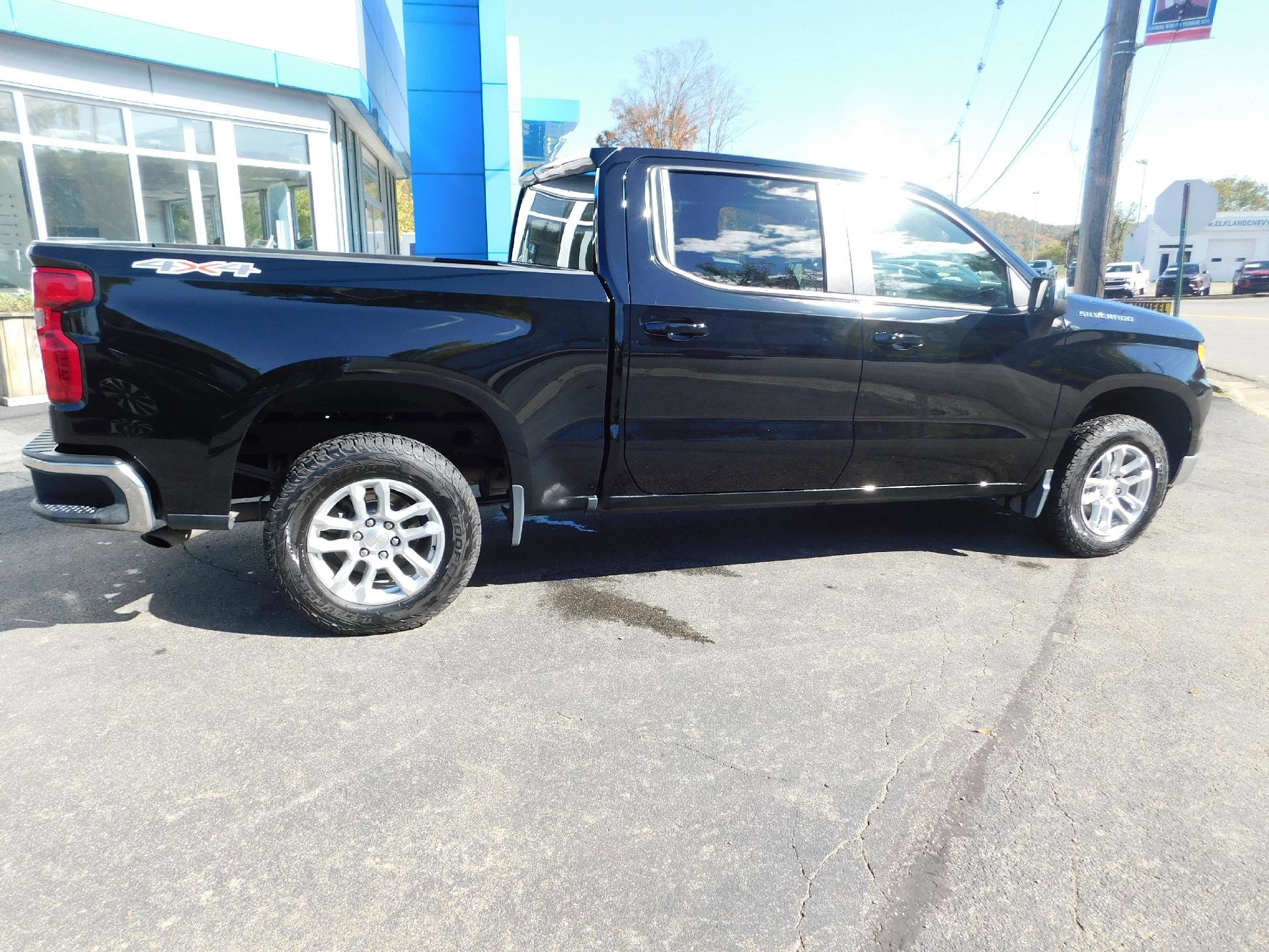 Used 2024 Chevrolet Silverado 1500 LT image 11