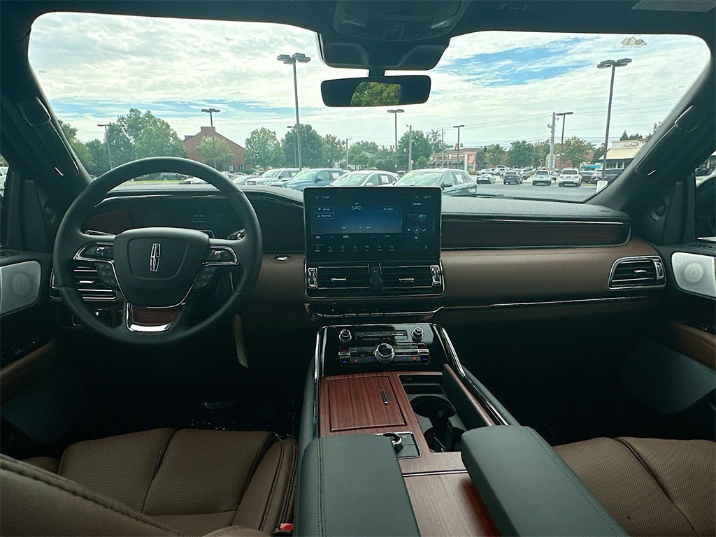 Used 2024 Lincoln Navigator Reserve image 3