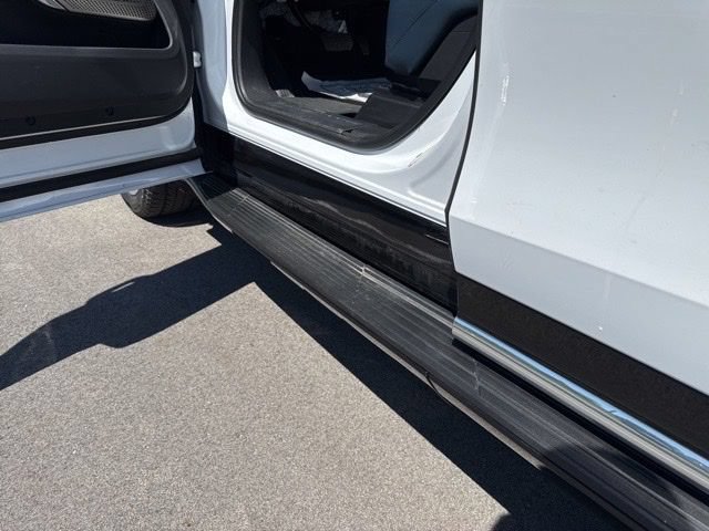 Used 2025 Cadillac Escalade IQ Luxury 2 w/ LPO, Premium Carpet Package AWD/4WD image 17