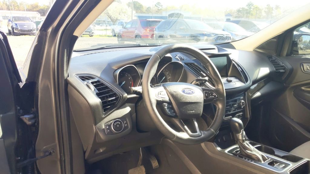 Used 2018 Ford Escape SE w/ SE Sport Appearance Package image 19