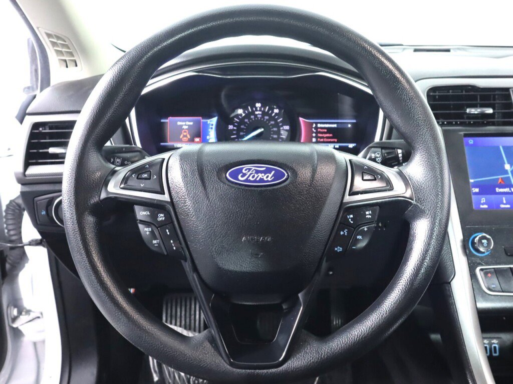 Used 2020 Ford Fusion SE image 11