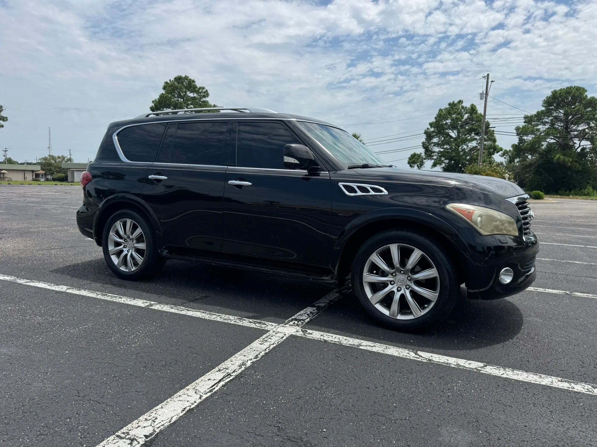 Used 2012 INFINITI QX56 4WD w/ Deluxe Touring Pkg image 3