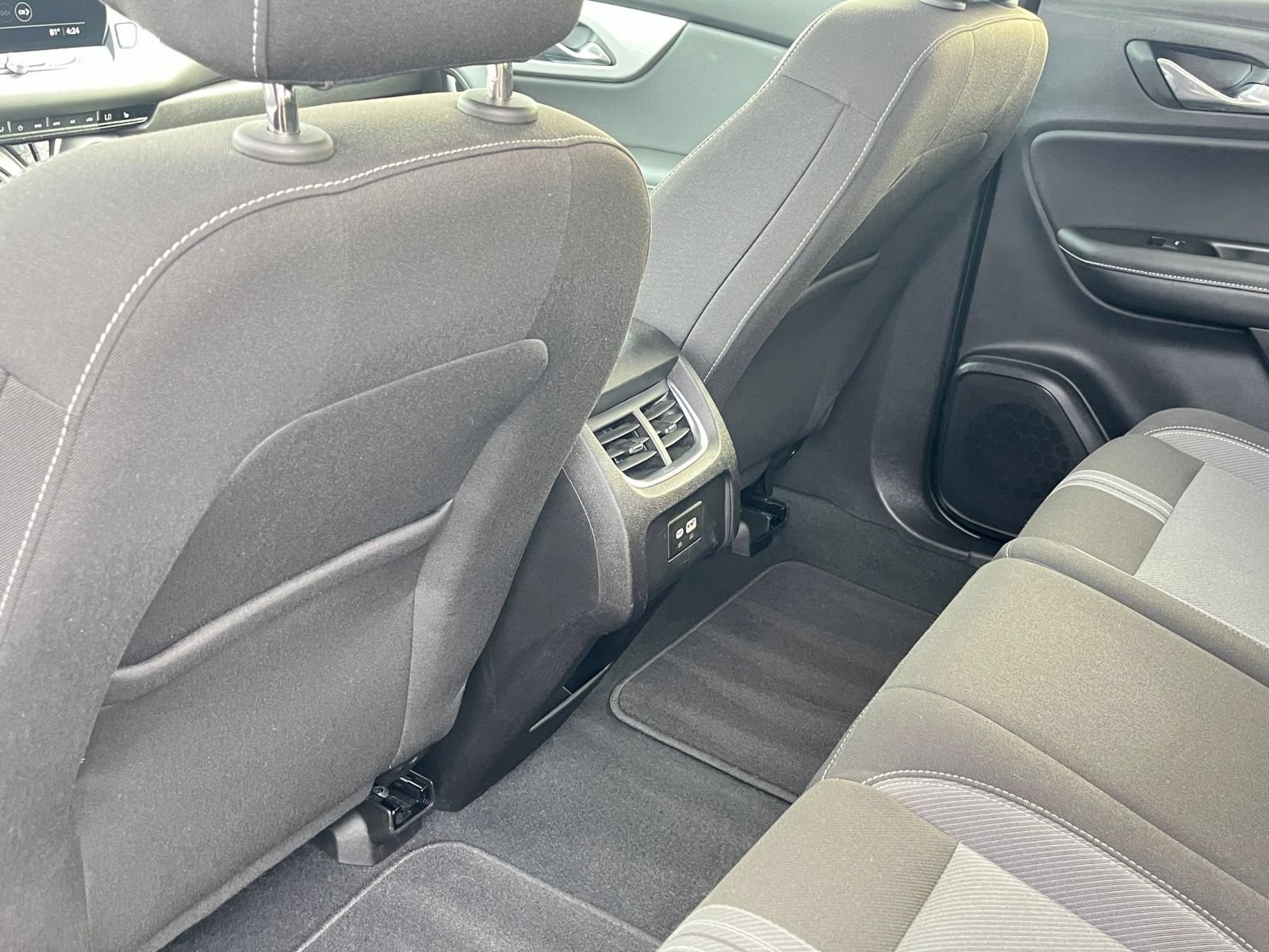 Used 2025 Chevrolet Blazer LT FWD image 24