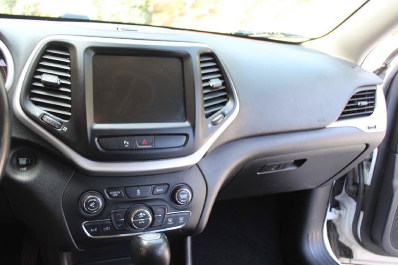 Used 2018 Jeep Cherokee Trailhawk AWD/4WD image 18