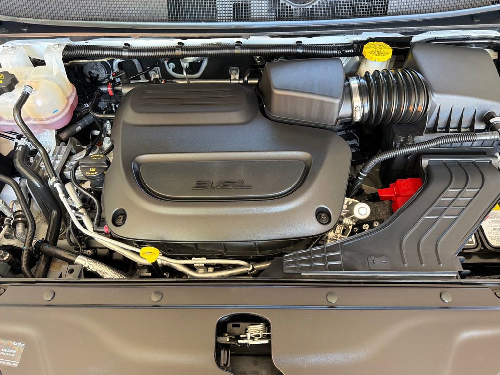 Used 2025 Chrysler Pacifica Limited FWD image 40