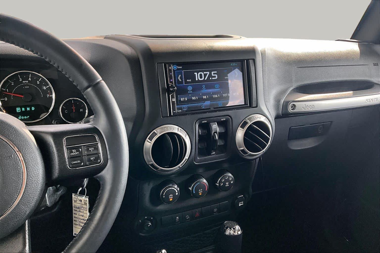Used 2017 Jeep Wrangler Unlimited Sahara AWD/4WD image 7