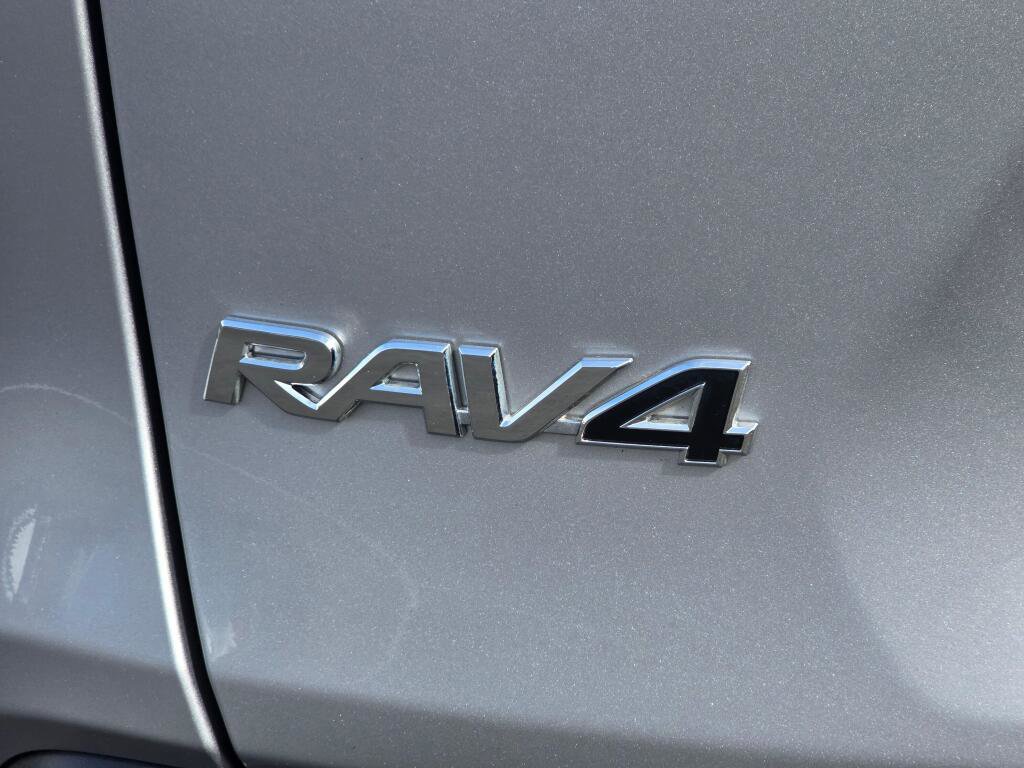 Used 2022 Toyota RAV4 XLE Premium image 34
