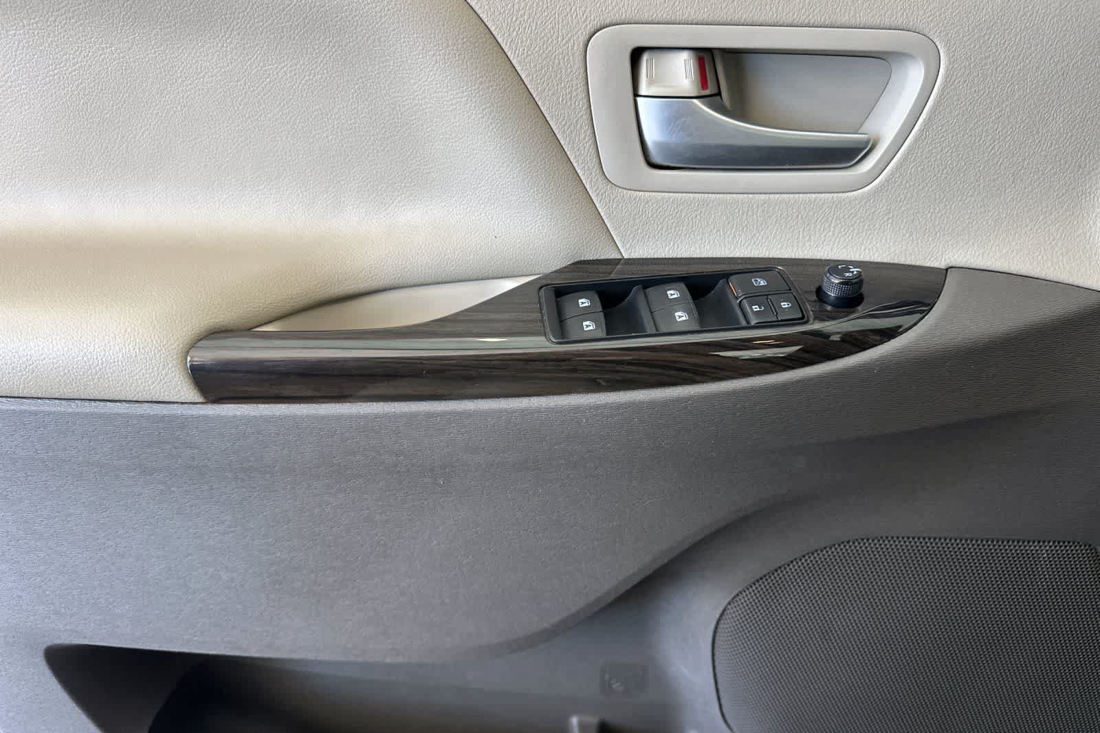 Used 2015 Toyota Sienna XLE FWD image 12