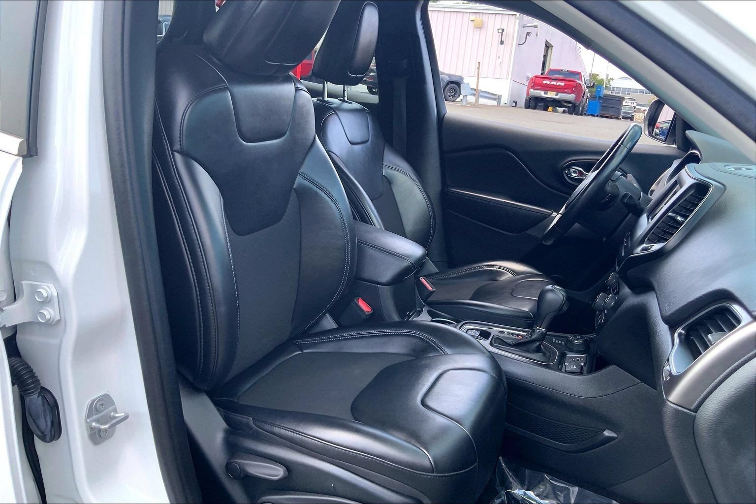 Used 2019 Jeep Cherokee Latitude Plus AWD/4WD image 7