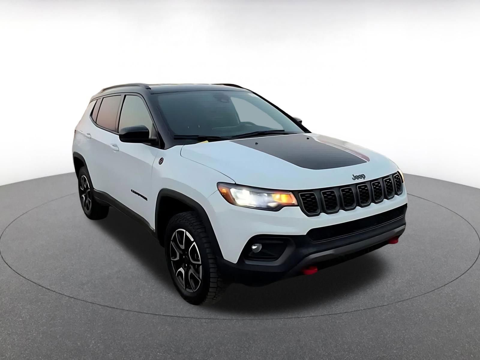 Used 2025 Jeep Compass Trailhawk image 3