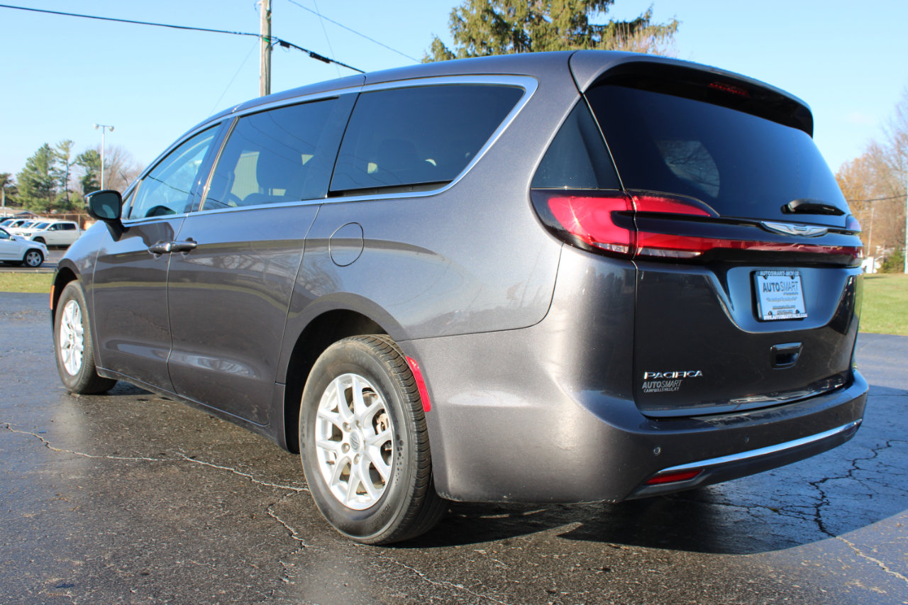 Used 2023 Chrysler Pacifica Touring-L image 10