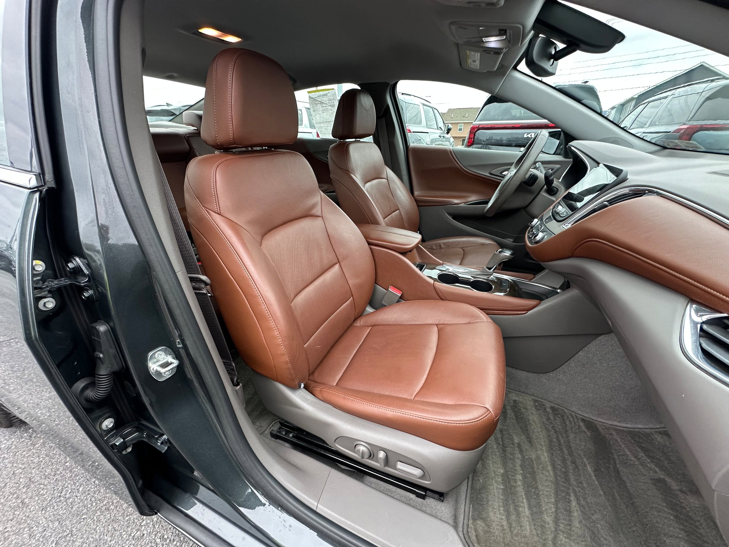 Used 2017 Chevrolet Malibu Premier FWD image 15
