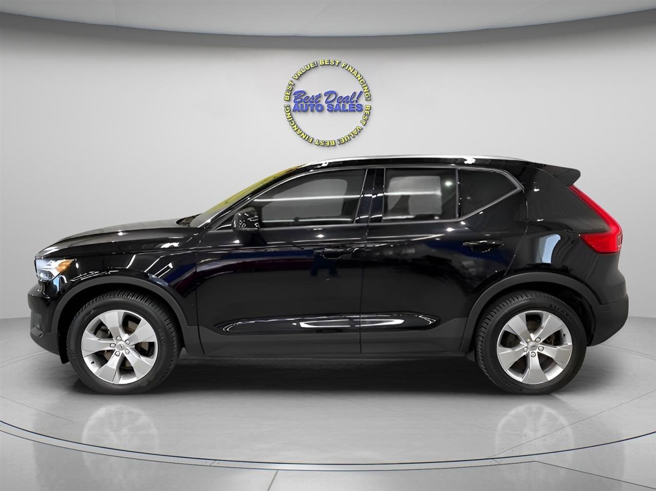 Used 2022 Volvo XC40 T5 Momentum image 2