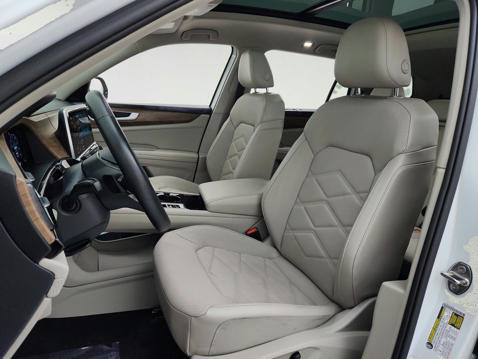 Used 2024 Volkswagen Atlas SE w/ Panoramic Sunroof Package FWD image 17