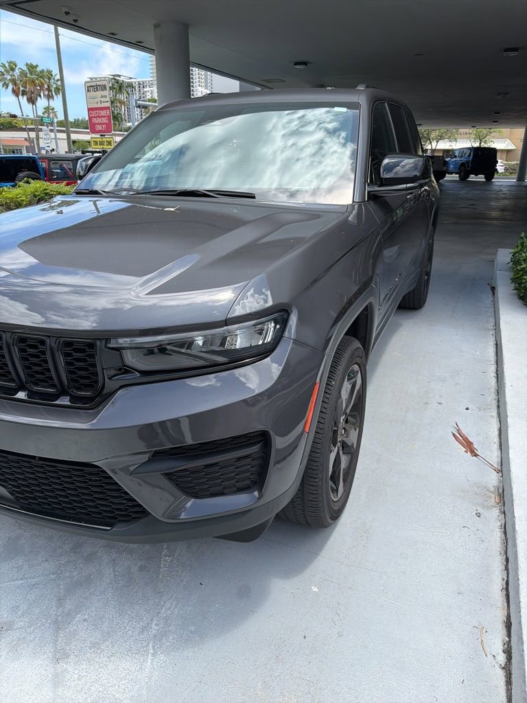Used 2023 Jeep Grand Cherokee Altitude AWD/4WD image 3
