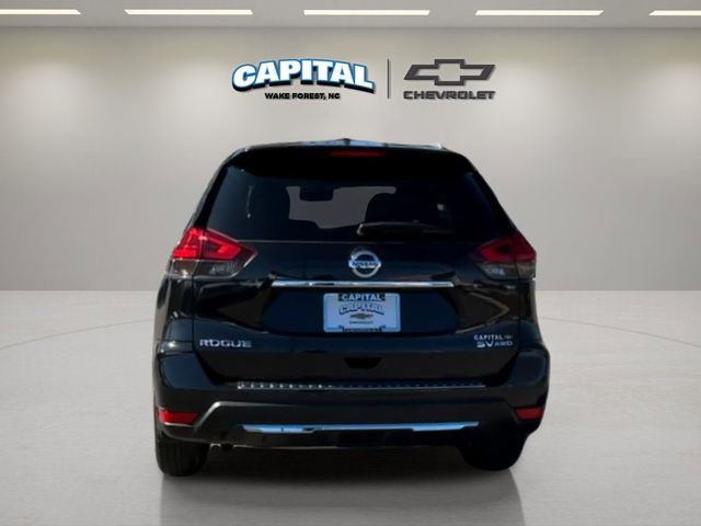 Used 2017 Nissan Rogue SV w/ Sun & Sound Touring Package image 4