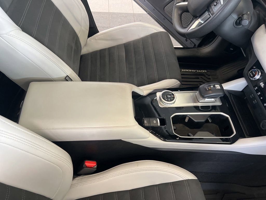 Used 2025 Mitsubishi Outlander SE image 40