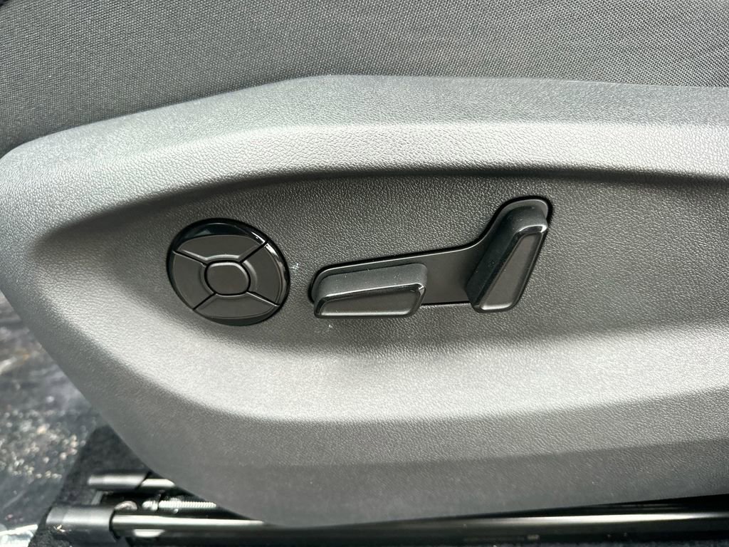 New 2025 Volkswagen Tiguan SE image 36