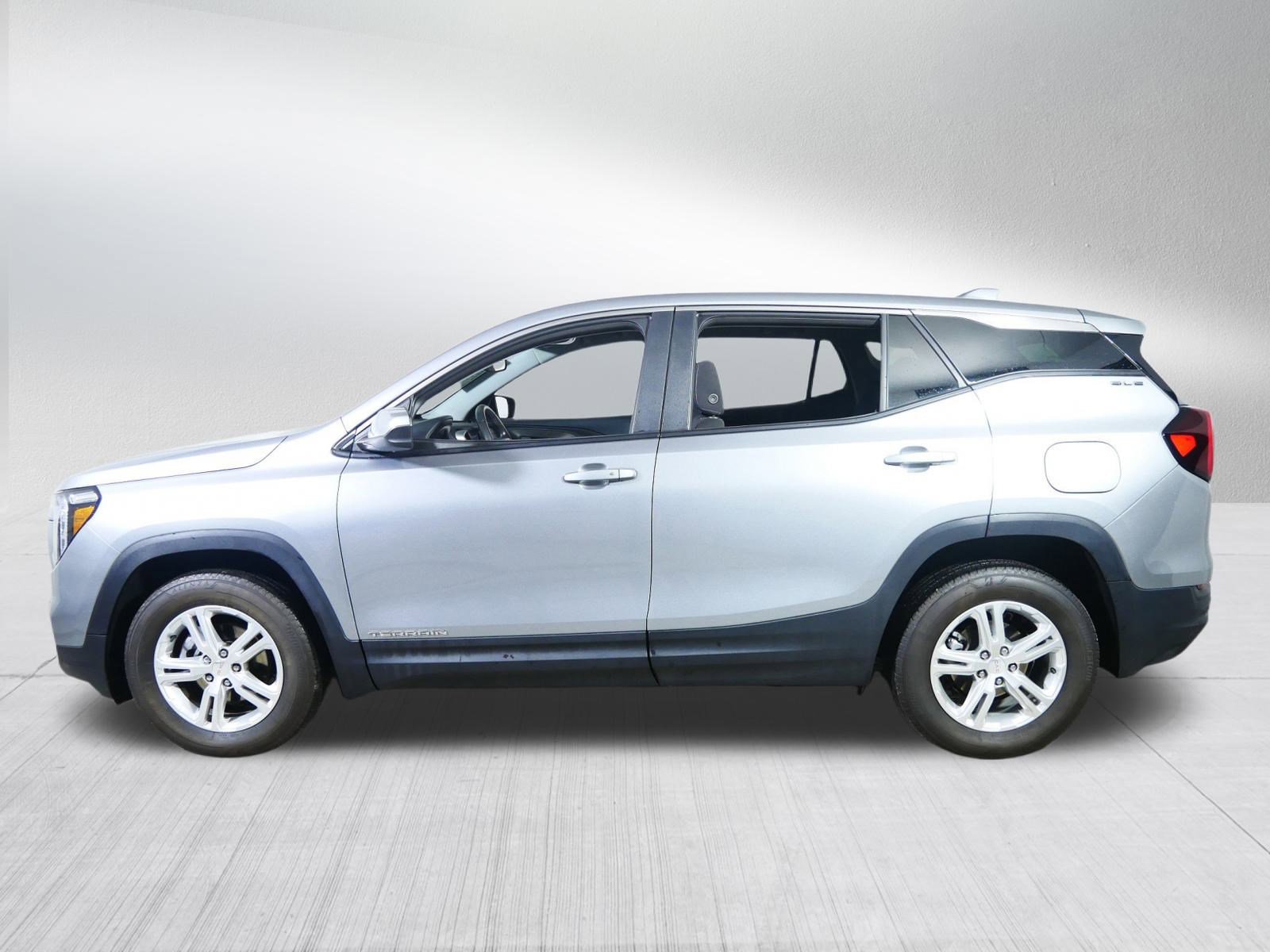 Used 2024 GMC Terrain SLE image 4