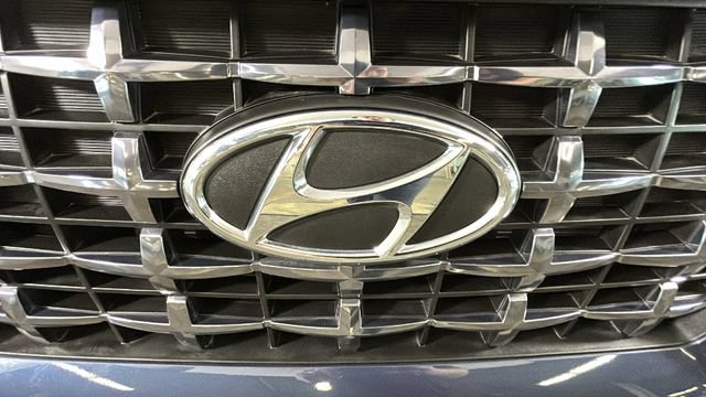 Used 2025 Hyundai Venue Limited FWD image 8