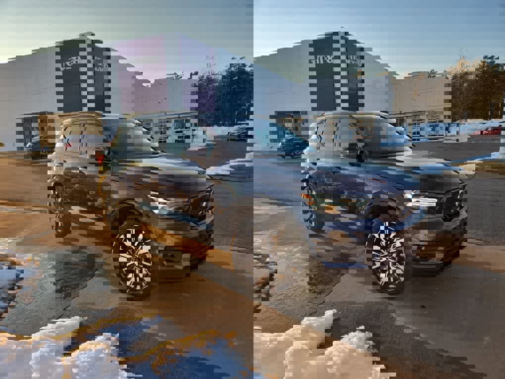 Used 2022 Volvo XC40 P8 Recharge Plus image 2