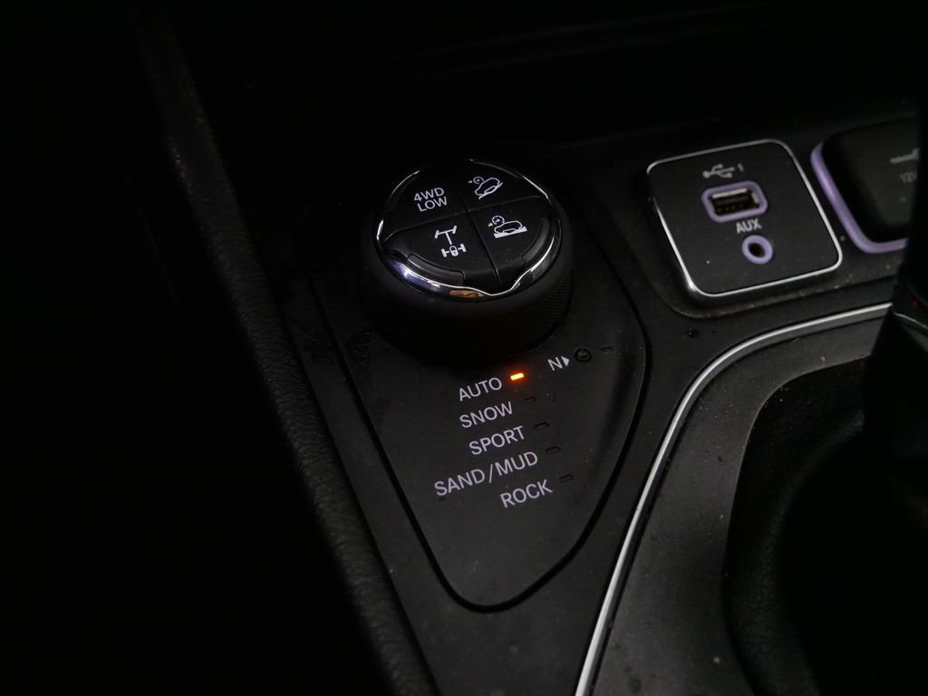 Used 2020 Jeep Cherokee Trailhawk w/ Cold Weather Group AWD/4WD image 23