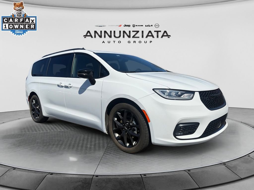 Used 2025 Chrysler Pacifica Limited image 7