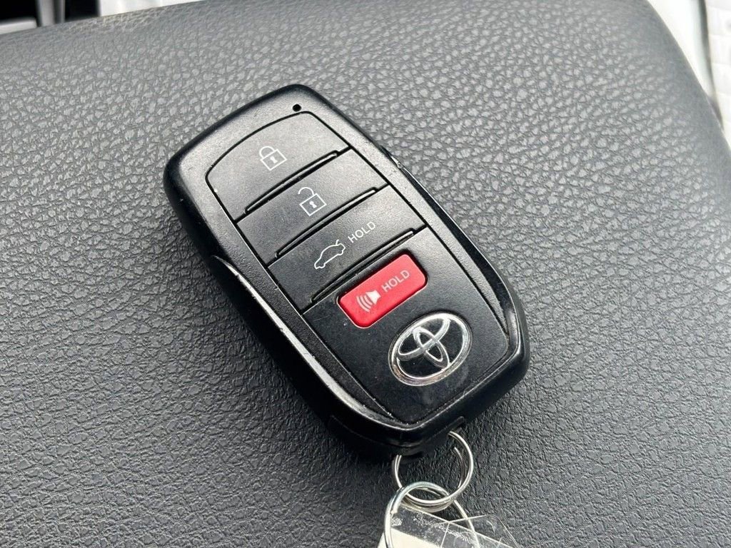 Used 2025 Toyota Camry SE image 7