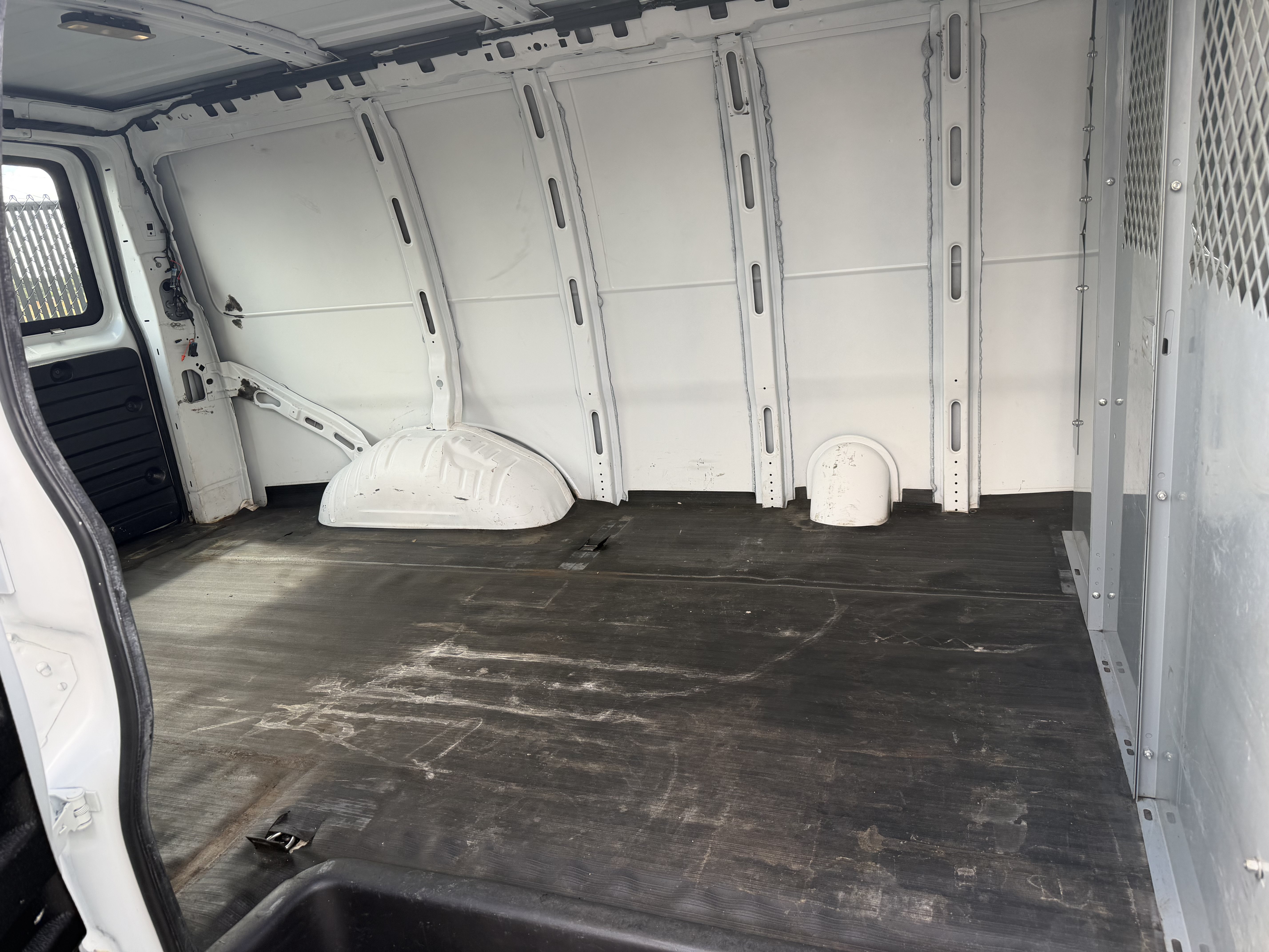 Used 2016 Chevrolet Express 2500 RWD image 7