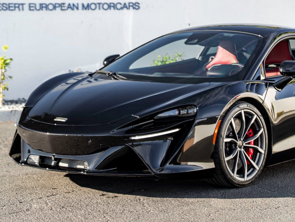 Used 2025 McLaren Artura image 2