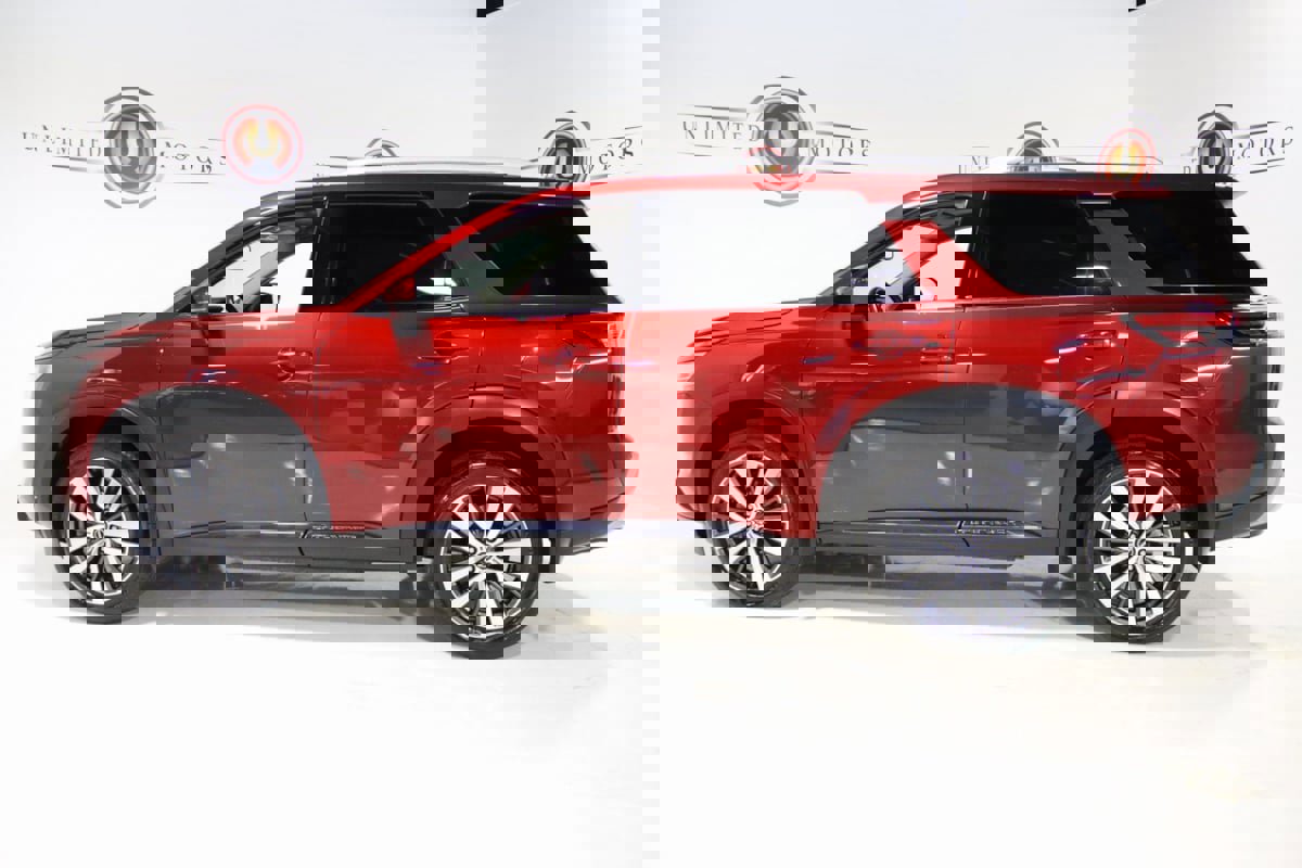 Used 2022 Nissan Pathfinder Platinum w/ Cargo Package image 31