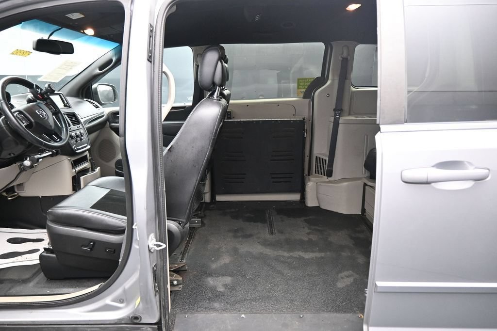 Used 2015 Dodge Grand Caravan SXT FWD image 25