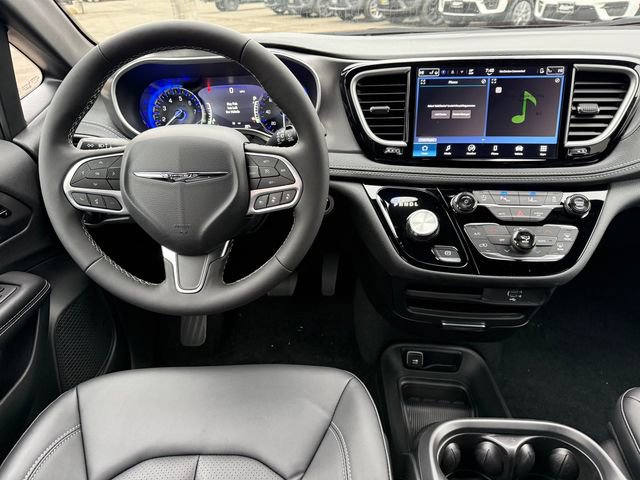 New 2026 Chrysler Pacifica Select image 3