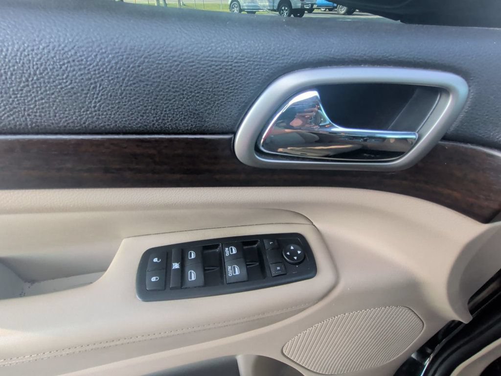 Used 2015 Jeep Grand Cherokee Laredo w/ Quick Order Package 23E AWD/4WD image 12