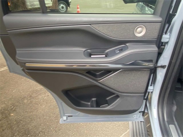 Used 2025 Lincoln Navigator Reserve w/ Jet Appearance Package image 11