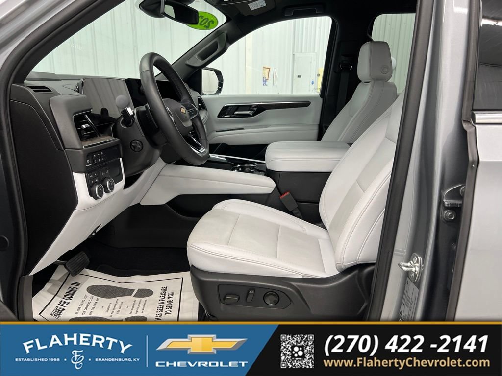 Used 2026 Chevrolet Suburban Premier AWD/4WD image 9