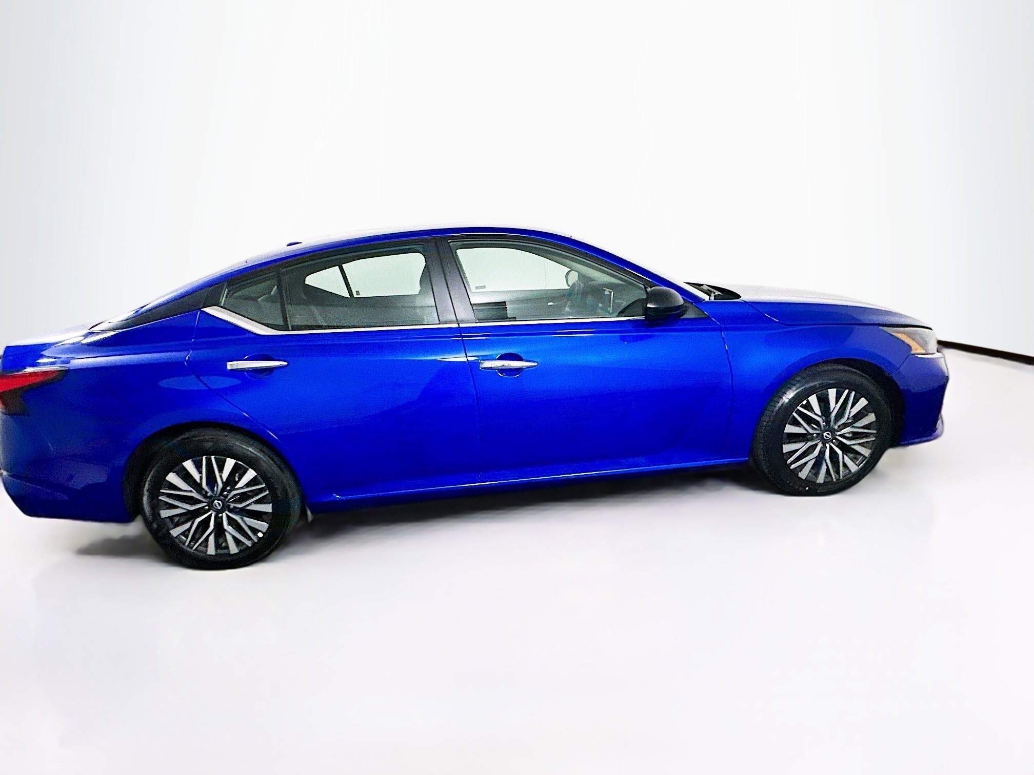 Used 2025 Nissan Altima 2.5 SV FWD image 10