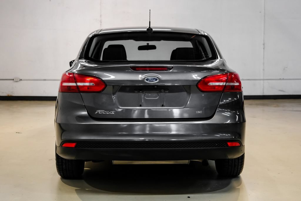 Used 2018 Ford Focus SE w/ SE Appearance Package FWD image 9