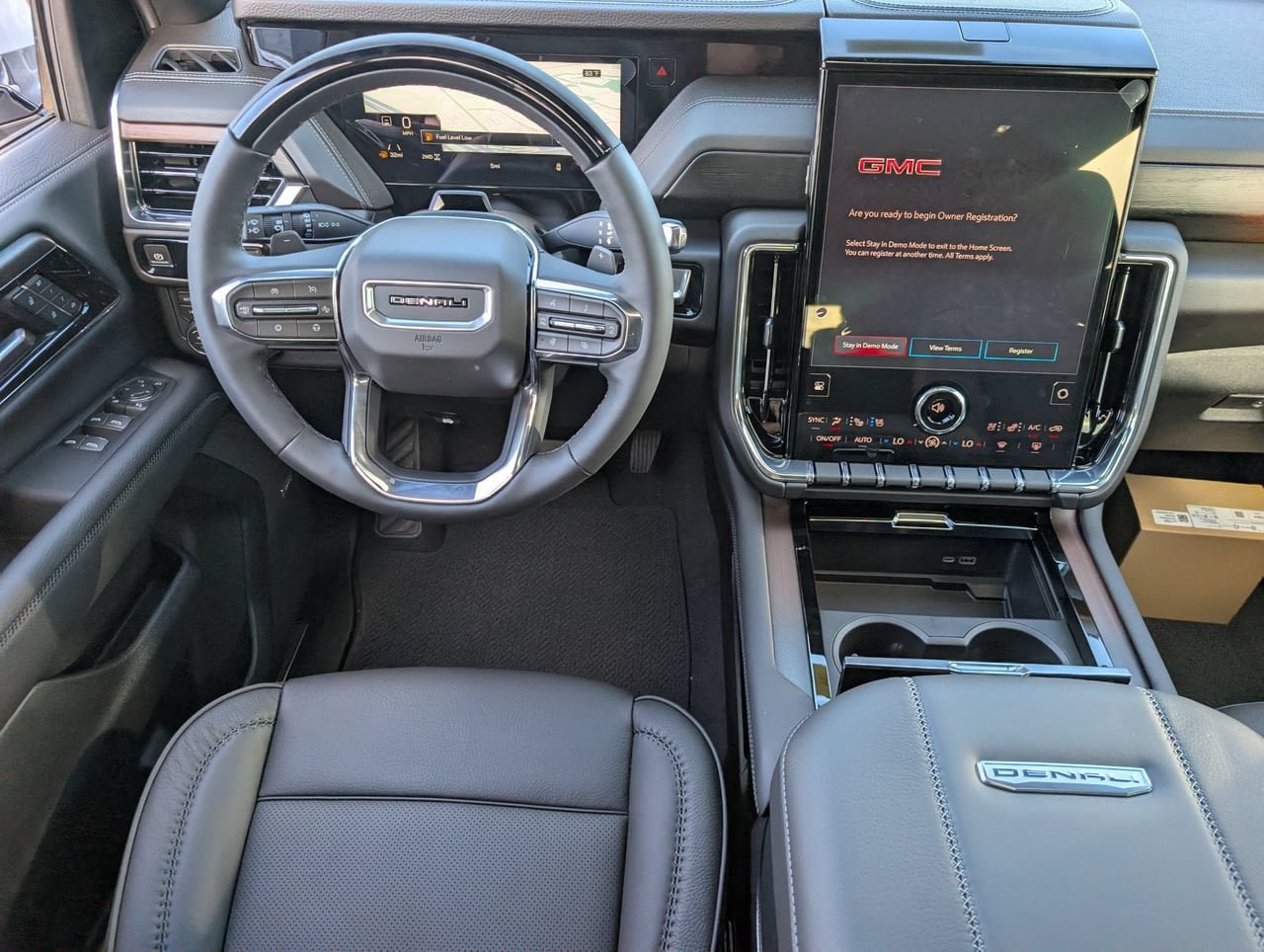 New 2026 GMC Yukon Denali w/ Denali Reserve Package AWD/4WD image 8
