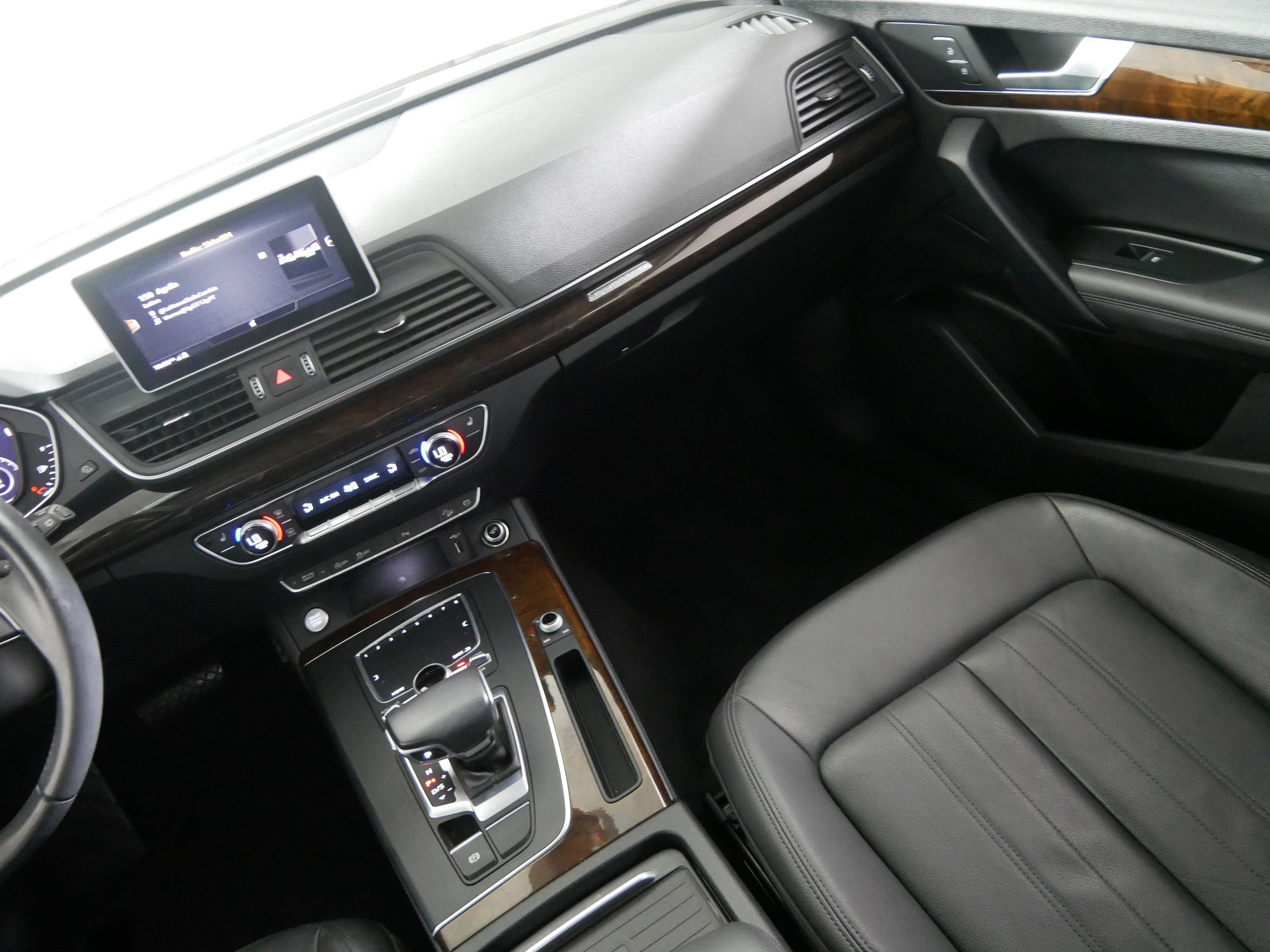 Used 2020 Audi Q5 2.0T Premium Plus w/ Premium Plus Package AWD/4WD image 11
