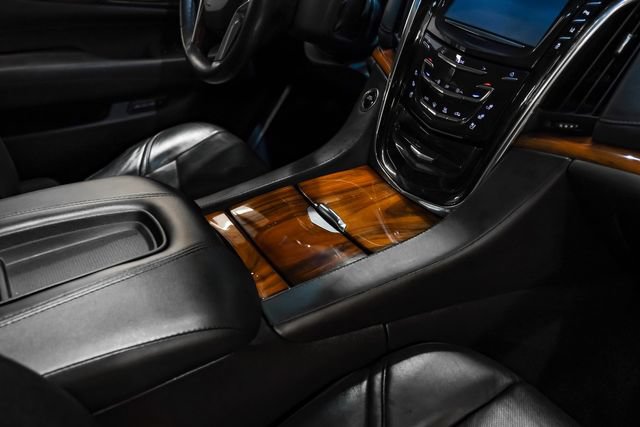 Used 2015 Cadillac Escalade Luxury AWD/4WD image 29