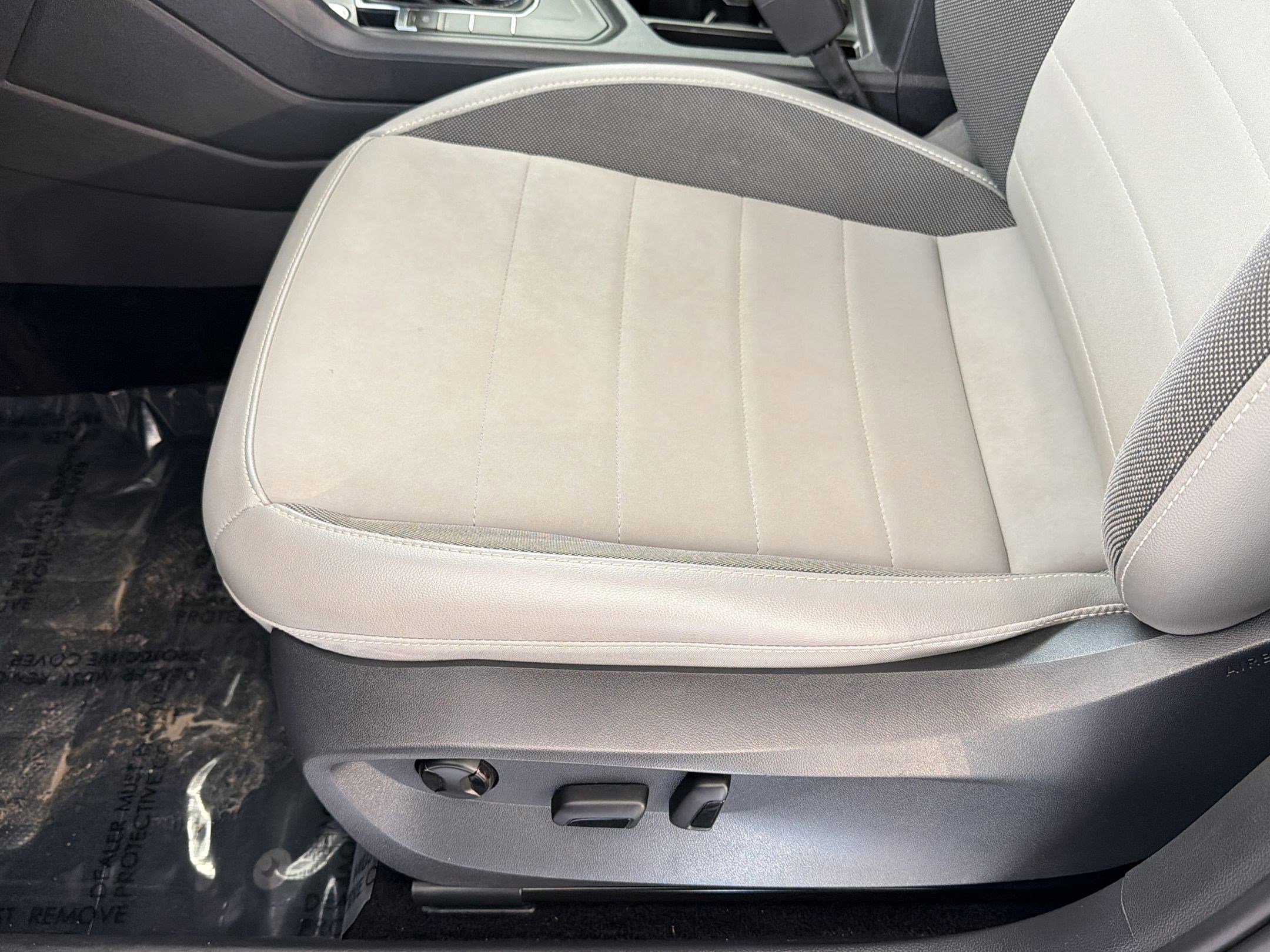 Used 2022 Volkswagen Taos SE w/ Panoramic Sunroof Package image 14