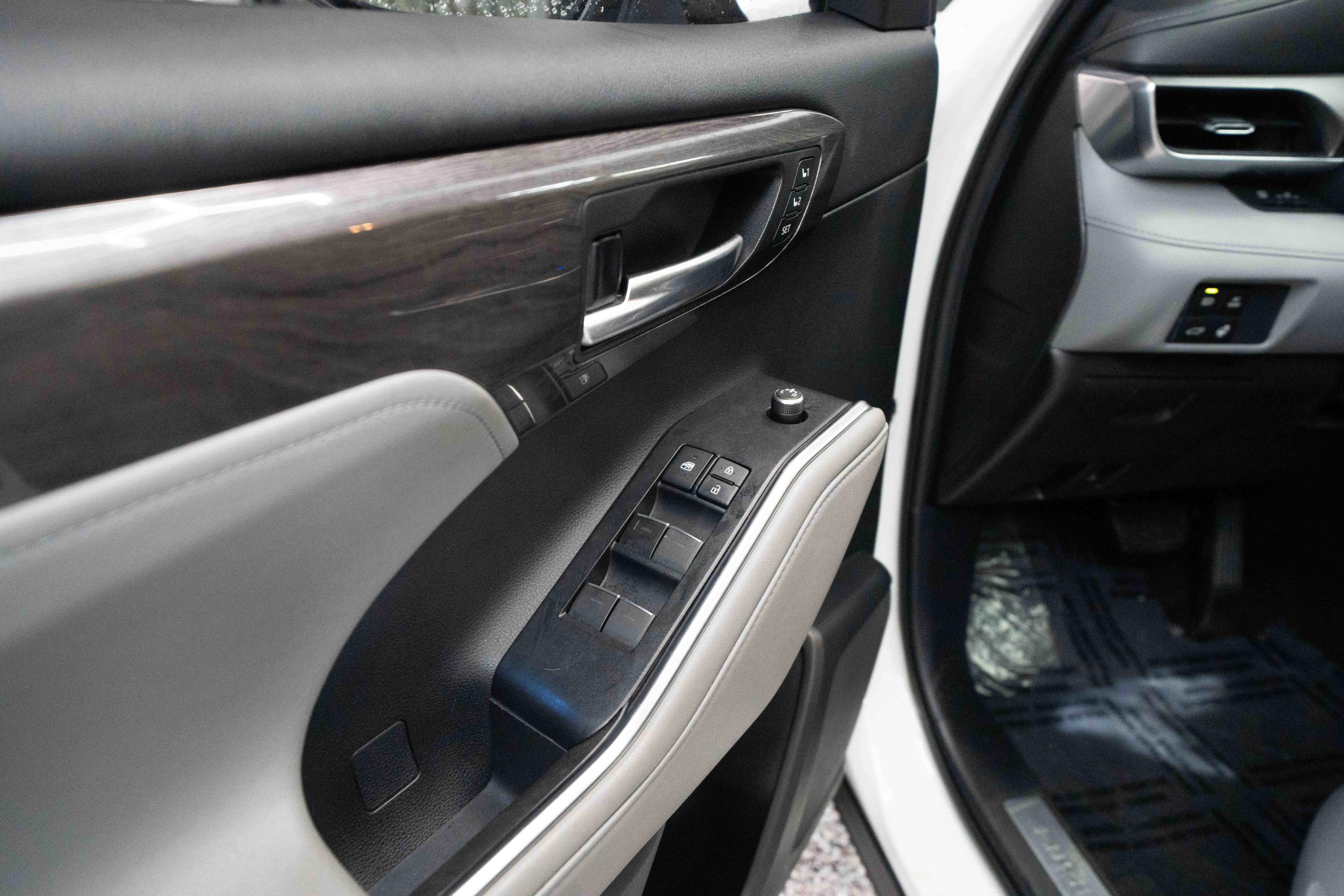 Used 2021 Toyota Highlander Limited image 7