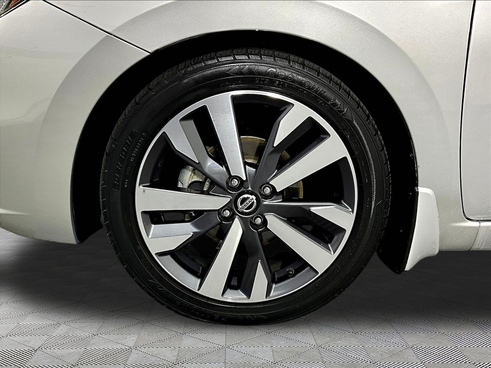 Used 2020 Nissan Versa SR w/ Convenience Package FWD image 33