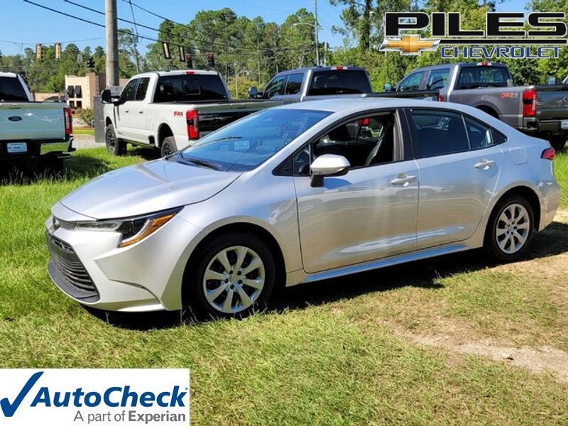 Used 2025 Toyota Corolla LE image 1