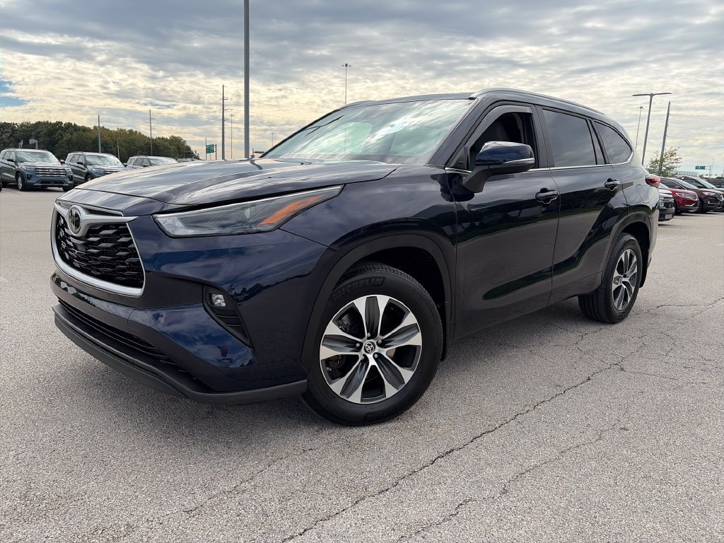 Used 2023 Toyota Highlander XLE AWD/4WD image 3