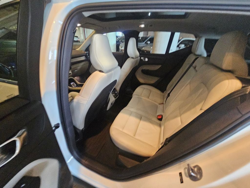 Certified 2023 Volvo XC40 B5 Plus w/ Driver Assist Package AWD/4WD image 14