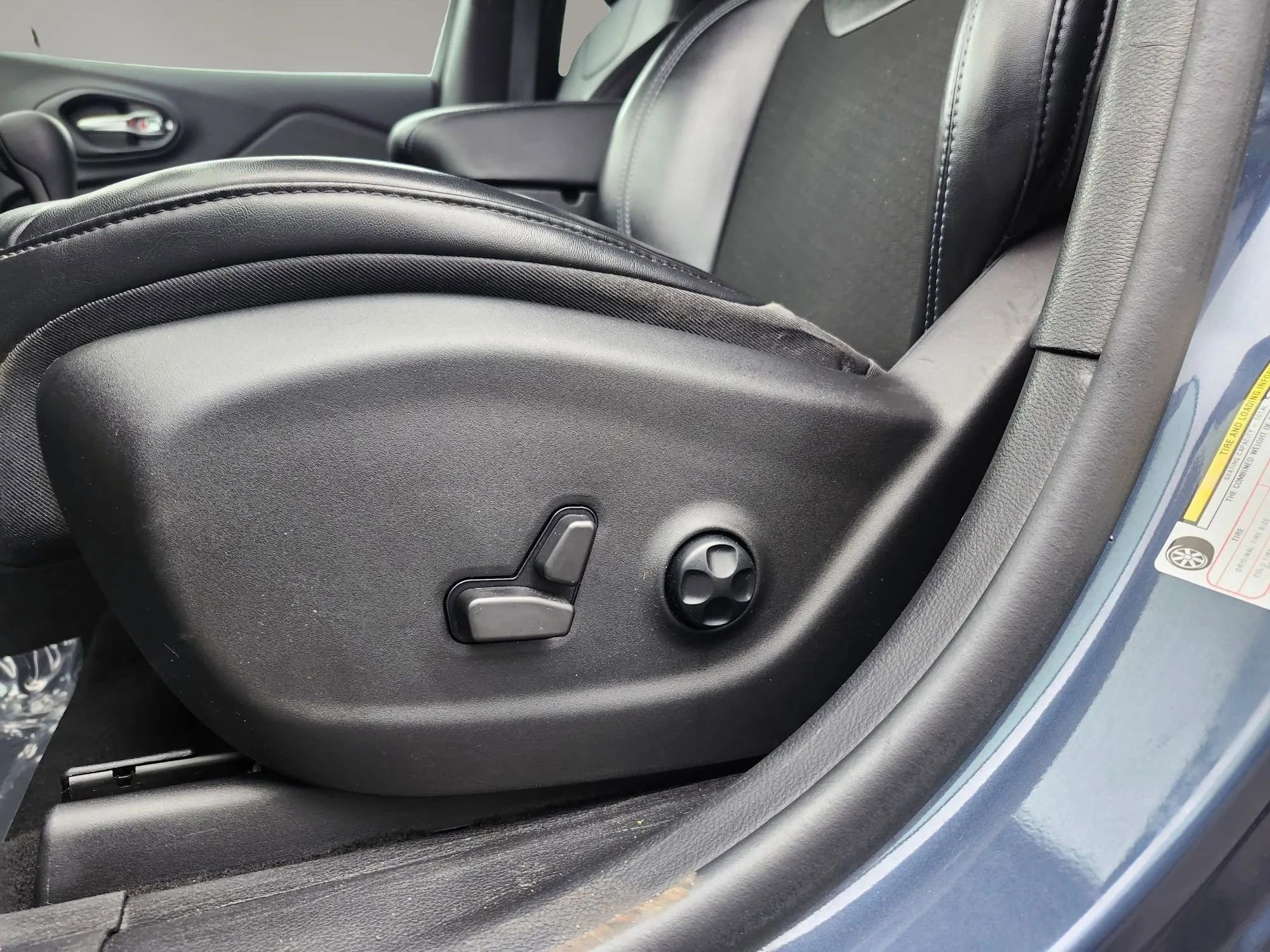 Used 2021 Jeep Cherokee Latitude Plus image 14