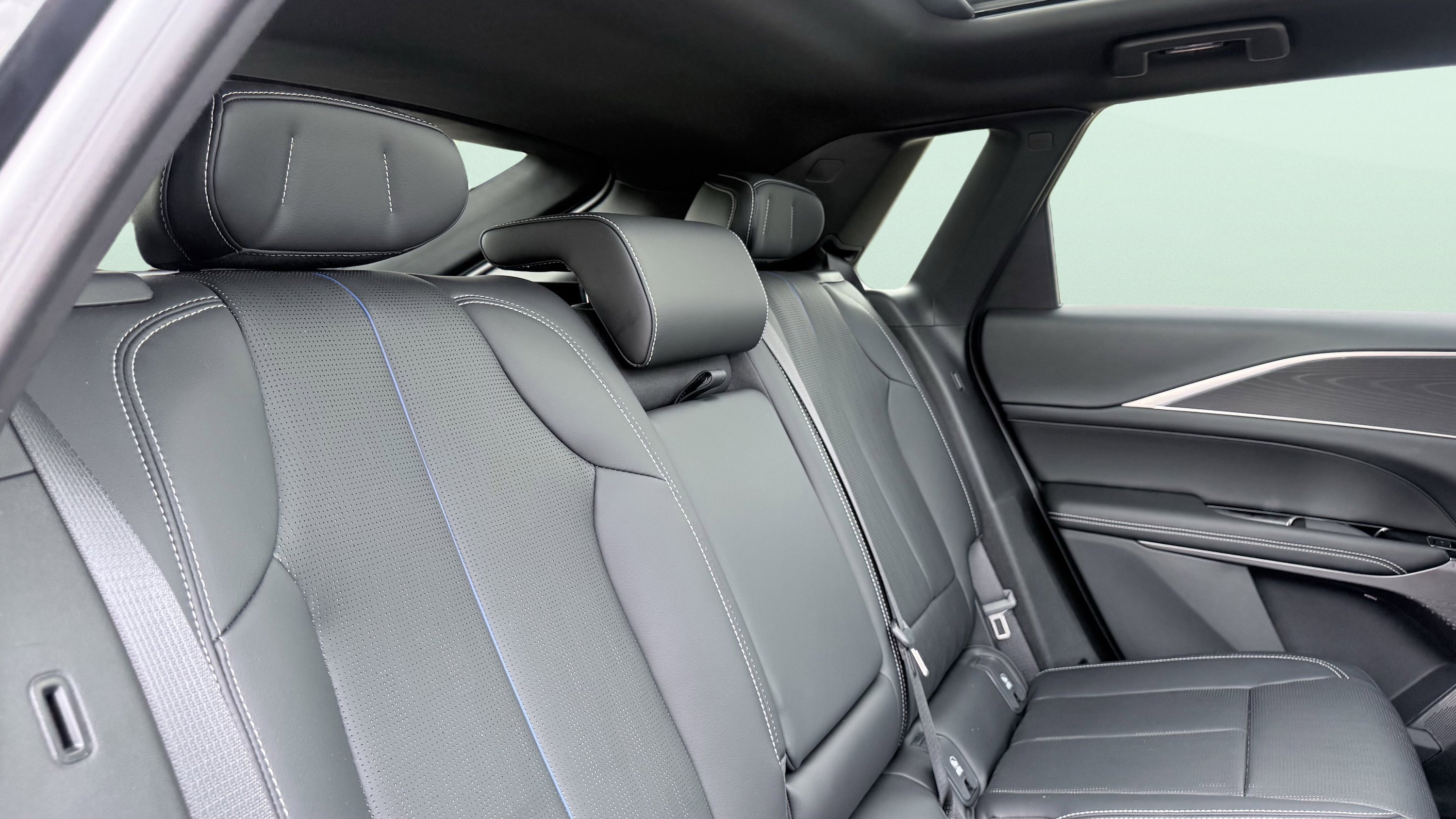 Used 2025 Cadillac Lyriq Luxury AWD/4WD image 40