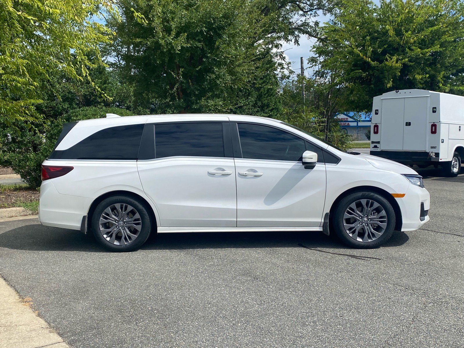 Used 2025 Honda Odyssey Touring image 3